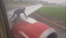 Tá hỏa khi thấy người đàn ông trèo lên cánh máy bay để đi lậu vé