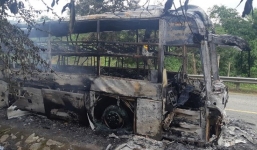 Xe giường nằm chở 35 người cháy rụi trên đường Hồ Chí Minh