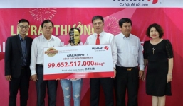 Đại gia đình 16 người đến 'ẵm' giải xổ số Jackpot gần 100 tỷ đồng