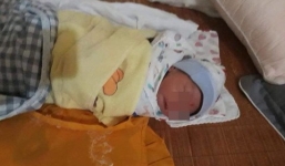 Bé trai bị bỏ ở chùa kèm thư nhắn 'có điều kiện con sẽ về tìm'