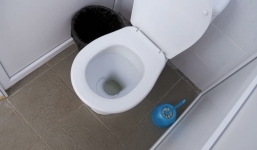 Cô gái hoảng hồn phát hiện camera giấu kín trong nhà vệ sinh