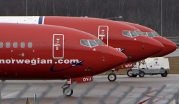 Máy bay chở 310 người vỡ động cơ trên không, mảnh vụn rơi khắp thành phố