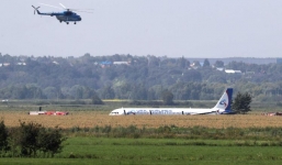 Máy bay chở 233 người đâm phải chim, phải đáp đất bằng bụng