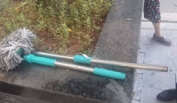 Bé 16 tháng tuổi rách đầu vì bị chổi lau nhà từ tầng 17 rơi trúng