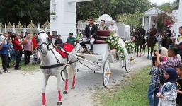 Bố mẹ chơi lớn chi 1,6 tỷ xây lâu đài, làm đám cưới cổ tích cho con gái