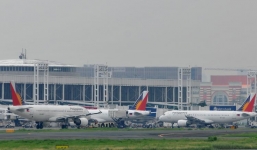 Người phụ nữ nhét bé sơ sinh vào hành lý xách tay để đi máy bay