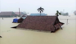 Xót xa cảnh hàng nghìn nóc nhà tại Quảng Bình lũ ngập trắng xóa