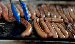 Kiện hàng xóm vì mùi thịt, cô gái ăn chay bị 3.000 người trả đũa