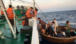 41 ngư dân sống sót sau 30 giờ ôm can nhựa lênh đênh trên biển