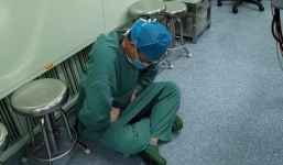 Đằng sau bức ảnh bác sĩ ngồi bệt, ôm bụng quằn quại sau ca phẫu thuật