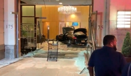 Lao xe vào sảnh Trump Plaza, tài xế thản nhiên ngồi chờ cảnh sát đến