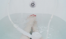 Cô gái 26 tuổi tử vong khi rơi điện thoại đang sạc vào bồn tắm