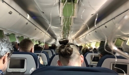 Máy bay rơi từ độ cao hơn 11.000m, hành khách vĩnh biệt người thân