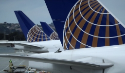 Máy bay chuyển hướng vì hành khách kẹt trong nhà vệ sinh