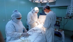 Phẫu thuật loại bỏ 2kg tóc ra khỏi dạ dày cô gái trẻ