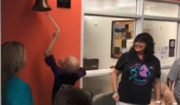 Bé 9 tuổi bị ung thư buồng trứng sau chẩn đoán táo bón ban đầu