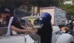 Chàng trai chặn xe dâu, quỳ gối cầu xin bạn gái cũ đừng kết hôn