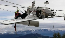 Máy bay đâm vào cáp treo, phi công và hành khách thoát chết kỳ diệu