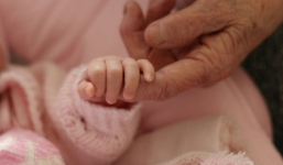 Cụ bà 75 tuổi sinh con đầu lòng nhờ IVF