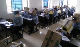 Cho sinh viên đội hộp các tông làm bài thi, nhà trường phải xin lỗi