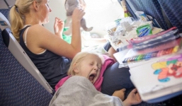 Nhà có trẻ nhỏ đi máy bay nên ngồi ở đâu?