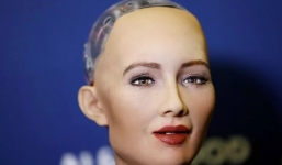 Bán khuôn mặt cho robot với giá 130.000 USD