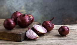 Sự thật việc thái hành chảy nước mắt ròng ròng