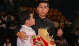 MC Nguyên Khang đọc nhầm tên quán quân Giọng hát Việt nhí, Chấn Quốc bật khóc nức nở