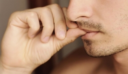 Cắn móng tay tiết lộ điều thú vị về tính cách con người