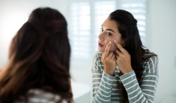 Nặn mụn, ăn mặn và loạt thói quen gây chết sớm