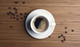 Phụ nữ uống trên 3 tách cà phê mỗi ngày có nguy cơ teo ngực