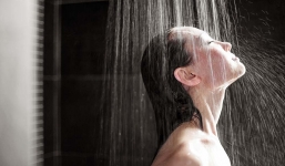 Tắm tối hay tắm sáng tốt hơn?