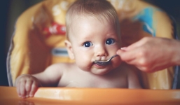 Tuyệt đối không thổi đồ ăn cho trẻ bởi mối nguy khó lường