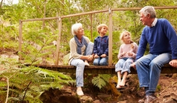 Tại sao ông bà chăm cháu sẽ sống lâu hơn?