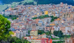 Thị trấn cấp nhà miễn phí, kêu gọi người dân đến ở