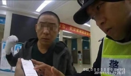 Đi phẫu thuật nối tay, người đàn ông để quên ngón tay trên xe taxi