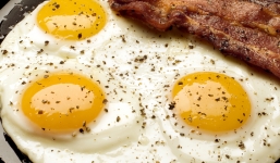 Thực hư chuyện ăn lòng đỏ trứng có hại cho tim