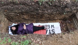 Nhà trường đào huyệt cho sinh viên nằm thư giãn sau thi cử căng thẳng