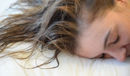 Để tóc ẩm đi ngủ: Bạn đang ngủ cùng hàng triệu vi khuẩn