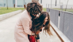 Động tác giúp bớt nhột khi bị cù lét