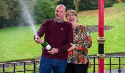 Người phụ nữ trúng xổ số độc đắc sau 10 phút nhận tin khỏi ung thư