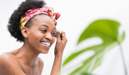 Tẩy trang đúng cách: Lau mặt là một sai lầm