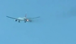 Động cơ máy bay chở khách Boeing 777 bốc cháy trên không