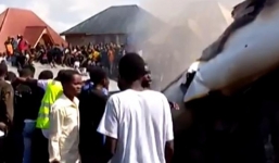 Máy bay chở khách đâm vào nhà dân, ít nhất 17 người chết