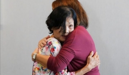 Cuộc đoàn tụ sau 44 năm của đứa trẻ Babylift và mẹ Việt