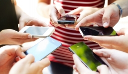 Cách sử dụng điện thoại di động an toàn: Tăng nhắn tin, giảm nghe gọi