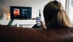 Mỗi giờ xem ti vi khiến bạn giảm 22 phút tuổi thọ