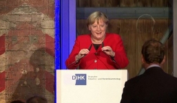 Thủ tướng Đức Merkel ngã khi lên sân khấu