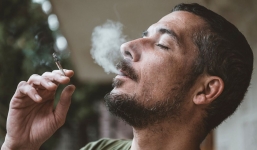 Đàn ông thường xuyên hút cần sa có nguy cơ ung thư tinh hoàn