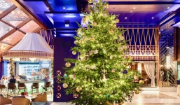 Cây thông Noel treo đầy kim cương, đá quý trị giá 15 triệu USD